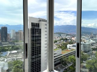 Apartamento Espacioso y central  En el Poblado, Castropol, Medellín: Servicios públicos y administración incluidos. Habitaciones con baño privado y amplios espacios.