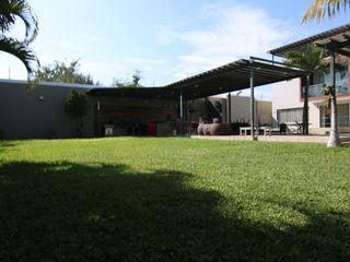 Foto 3 de AMPLIA CASA EN VENTA CON DOS PISCINAS- LOMA LINDA I - PIURA