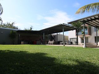 Foto 2 de AMPLIA CASA EN VENTA CON DOS PISCINAS- LOMA LINDA I - PIURA