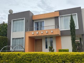Atuntaqui - De venta Hermosa casa cerca al estadio de Atuntaqui