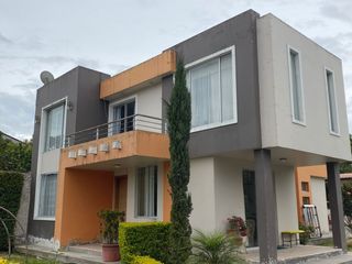 Atuntaqui - De venta Hermosa casa cerca al estadio de Atuntaqui