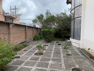 GUILLERMO MORALES vende casa esquinera en Latacunga. Precio de oportunidad. $180.000