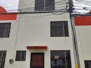 100% BIESS, Casa de venta con  4 dormitorios, terraza, patio posterior y parqueadero sector San Camilo Quito Ecuador Crédito Biess.