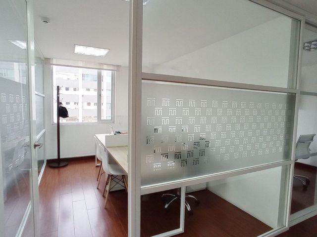 Oficina Comercial - 100 m2 - 2 Parqueos - Moderna - Seguridad - La Carolina
