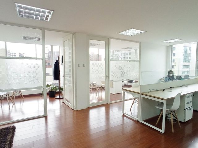 Oficina Comercial - 100 m2 - 2 Parqueos - Moderna - Seguridad - La Carolina