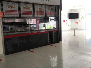 Foto 2 de Vendo en el Centro Comercial Centenario Isla de comida  con mobiliario de cocina y utensilios