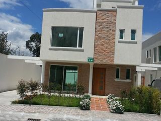 Foto 1 de Casa de Oportunidad en Venta Totalmente Independiente, Puembo