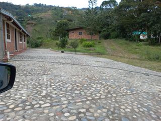 Te vendo esta preciosa finca planita, nada de lomas, baratísima y muy bien situada.