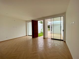 Foto 1 de LINDA CASA EN VENTA URB. MIRAFLORES CONTRY CLUB-FRENTE A PARQUE