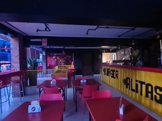 Foto 5 de Desde los inicios de Tarapoto, este local ha saciado antojos con sus hamburguesas y bebidas. Tres pisos operativos + azotea lista para conquistar.