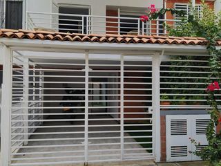 Casa de dos pisos, con lote de 90 mts2, ciudad pacifica, sur de Cali.