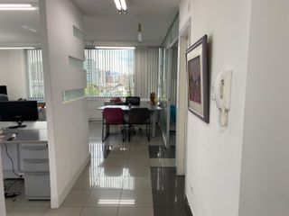 OFICINA DE VENTA sector Av. Orellana  MODERNA 174 m2 incluye muebles