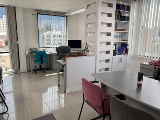 OFICINA DE VENTA sector Av. Orellana  MODERNA 174 m2 incluye muebles
