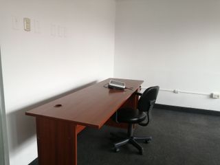 Oficina en cuarto piso  bien ubicada en Surquillo