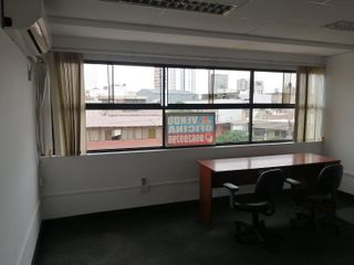 Oficina en cuarto piso  bien ubicada en Surquillo
