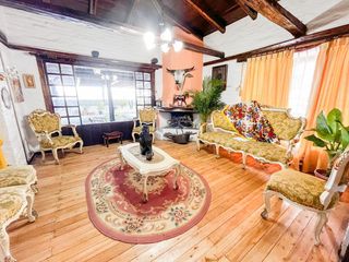 Foto 3 de Casa Esquinera de Lujo, de 240 m2, en Granda Centeno con Piscina y Consultorio