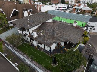 Foto 1 de Casa Esquinera de Lujo, de 240 m2, en Granda Centeno con Piscina y Consultorio