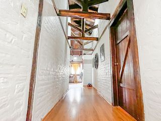 Foto 8 de Casa Esquinera de Lujo, de 240 m2, en Granda Centeno con Piscina y Consultorio