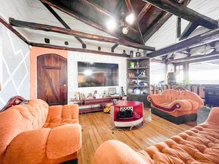Foto 5 de Casa Esquinera de Lujo, de 240 m2, en Granda Centeno con Piscina y Consultorio