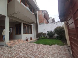 Se renta casa de Dos pisos en Cuenca