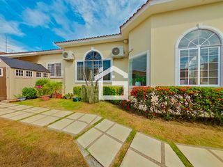 Casa de Venta con Piscina en La Carolina, Machala