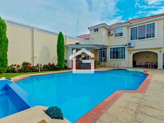 Casa de Venta con Piscina en La Carolina, Machala