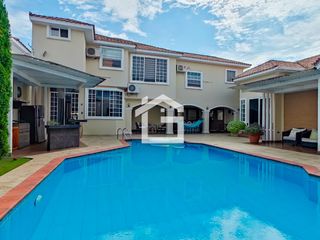 Casa de Venta con Piscina en La Carolina, Machala