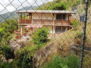 Te vendo esta hermosa casa finca, con escritura proindiviso (35.9%), bien barata, entre Hatillo y Girardota.