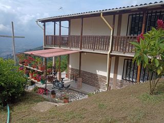 Te vendo esta hermosa casa finca, con escritura proindiviso (35.9%), bien barata, entre Hatillo y Girardota.