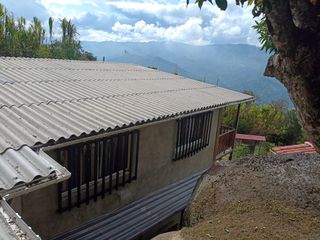 Te vendo esta hermosa casa finca, con escritura proindiviso (35.9%), bien barata, entre Hatillo y Girardota.