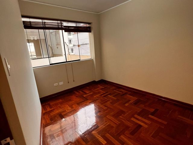 VENTA DE DEPARTAMENTO EN MAGDALENA LIMITE CON SAN ISIDRO