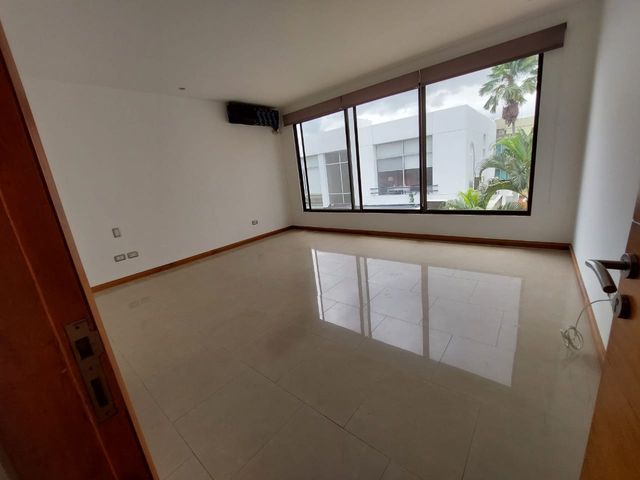 ALQUILO AMPLIA CASA EN SAMBORONDON
