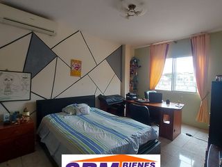 En Machala en Av. 25 de Junio y Babahoyo se Vende Casa Rentera Comercial con 2 Locales Comerciales y 3 Departamentos