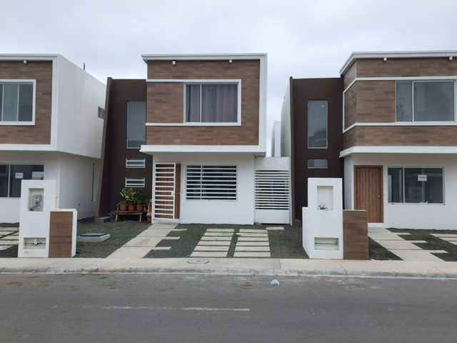Foto 2 de Altos del Pacifico - Casas en Manta